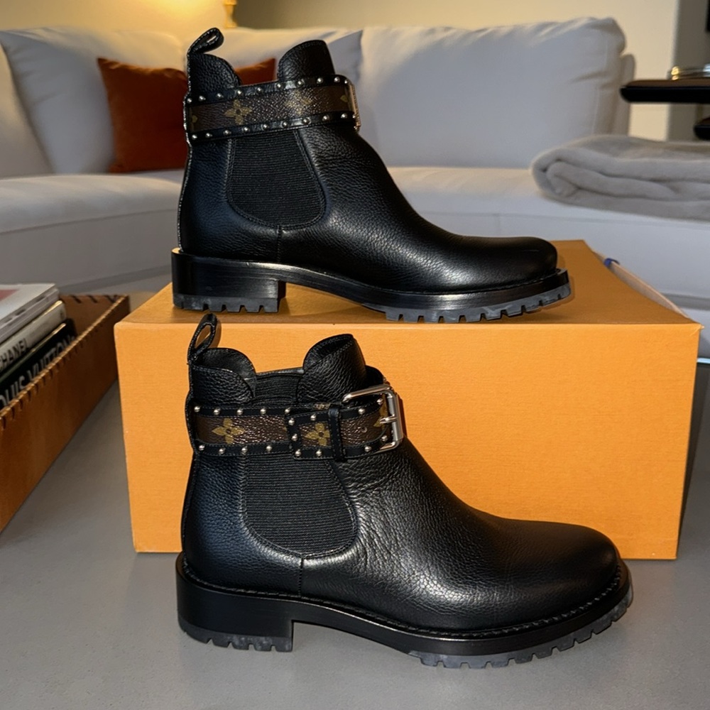 Authentic Louis Vuitton Discovery Flat Ankle Boot… - image 1